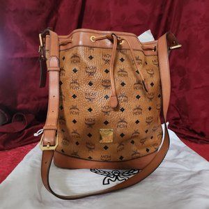 MCM LARGE BUCKET BAG, 15"Hx13"Wx6"D